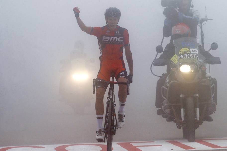 Un&#39;altra suggestiva immagine del rosso di Buja che spunta dalla nebbia e trionfa solo. Bettini